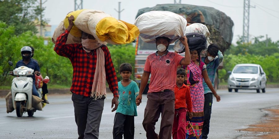 भूखे-प्यासे पैदल चलते मजदूरों को देखिए और देश में चुनाव का समय याद कीजिए, शायद हमें ही कुछ शर्म आ जाए!