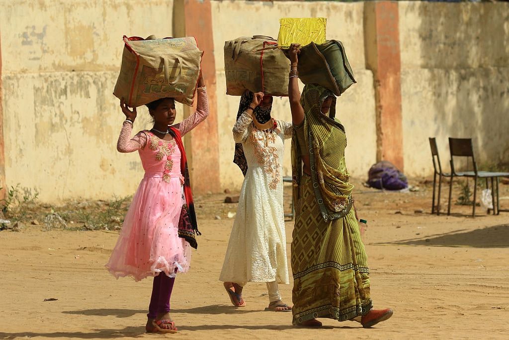 आकार पटेल का लेख: कोरोना संकट से पैदा मुसीबतों से उबरने का रोडमैप सामने तो लाए सरकार!