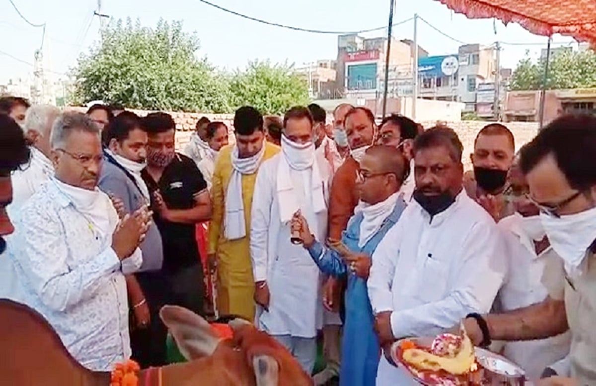 हरियाणा में बीजेपी विधायक ने उड़ाया लॉकडाउन का मखौल, कार्यकर्ताओं की भीड़ के बीच किया गौशाला का उद्घाटन