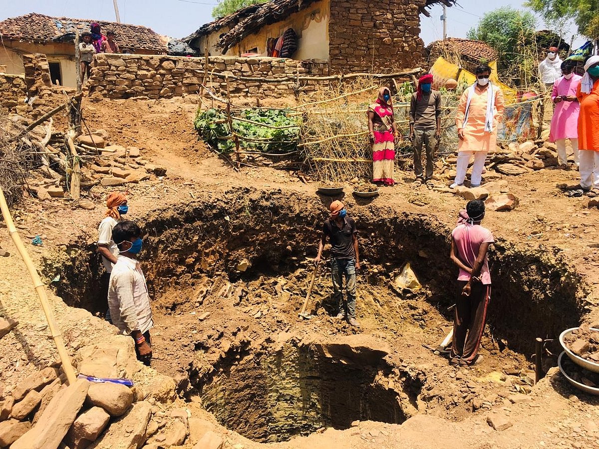 मध्य प्रदेश: आदिवासी दंपति ने 20 दिन में खोद दिया कुंआ, अब पक्का कराने का इंतजार

