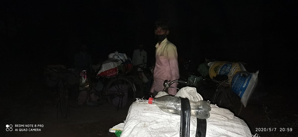 हजारों किमी पैदल चलकर घर लौट रहे मजदूरों का छलका दर्द- सरकार सिर्फ अमीरों की मदद कर रही है