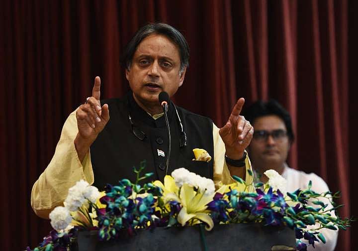 आरोग्य सेतु करेगा कई अनकही कहानियों का खुलासा, कोरोना के बहाने राज्यों की निगरानी कर रही सरकारः शशि थरूर