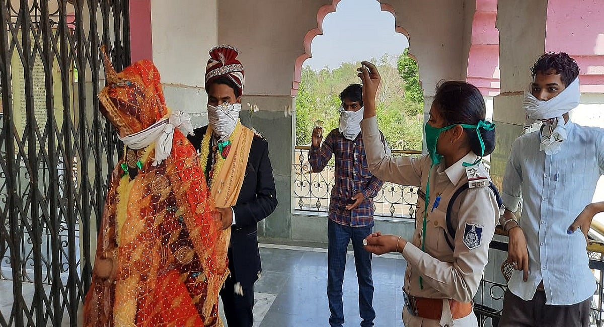 कोरोना लॉकडाउन में कमाल की शादी! जब नहीं मिले पंडित जी तो महिला पुलिस अफसर ने निभाई पंडित की भूमिका, कराई शादी