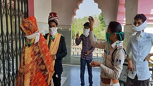 कोरोना लॉकडाउन में कमाल की शादी! जब नहीं मिले पंडित जी तो महिला पुलिस अफसर ने निभाई पंडित की भूमिका, कराई शादी