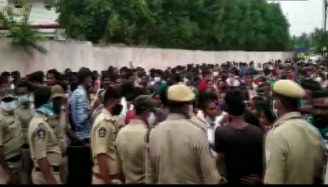 बड़ी खबर LIVE: एलजी पॉलीमर्स के बाहर ग्रामीणों ने किया प्रदर्शन, गैस लीक में गई थी 11 लोगों की जान
