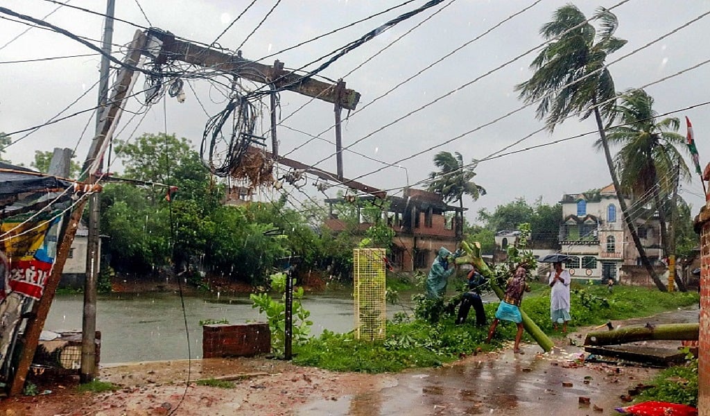 ‘अम्फान’ से ओडिशा-बंगाल में भीषण तबाही, 12 से ज्यादा की मौत, राहत कार्य जारी, तस्वीरों में देखें चक्रवात का तांडव