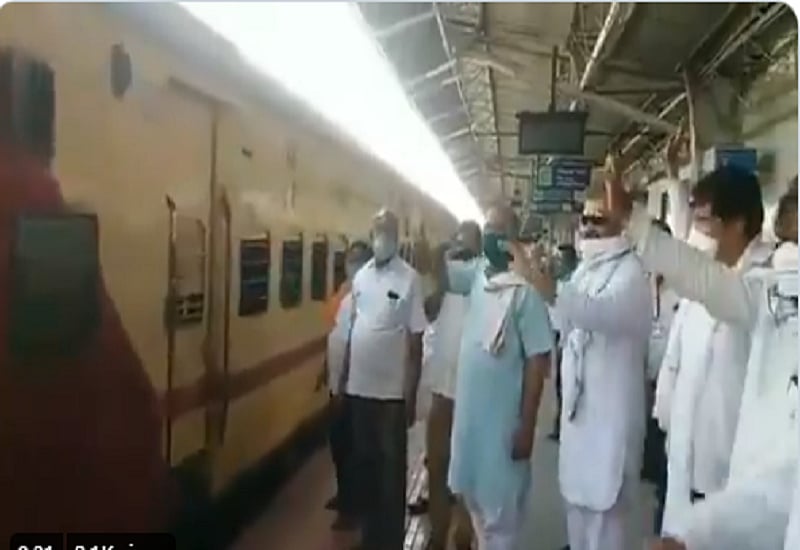 सोनिया गांधी के आदेश पर अमल शुरू, महाराष्ट्र कांग्रेस ने 4627 मजदूरों की घर वापसी का खर्च उठाया