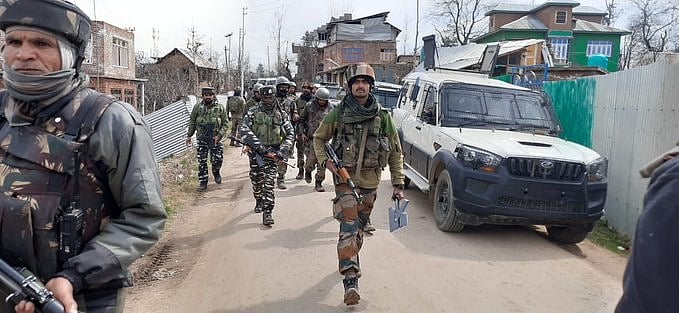 जम्मू-कश्मीर के अवंतीपोरा में मुठभेड़, 3 आतंकी मारे गए, हिज्बुल कमांडर को सुरक्षाबलों ने घेरा 