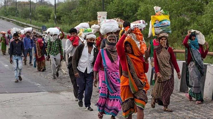 प्रवासी मजदूरों को सरकार से मिला ‘कोरोना तोहफा’, गरीबों के लिए बस कंसंट्रेशन कैंप की औपचारिक घोषणा बाकी
