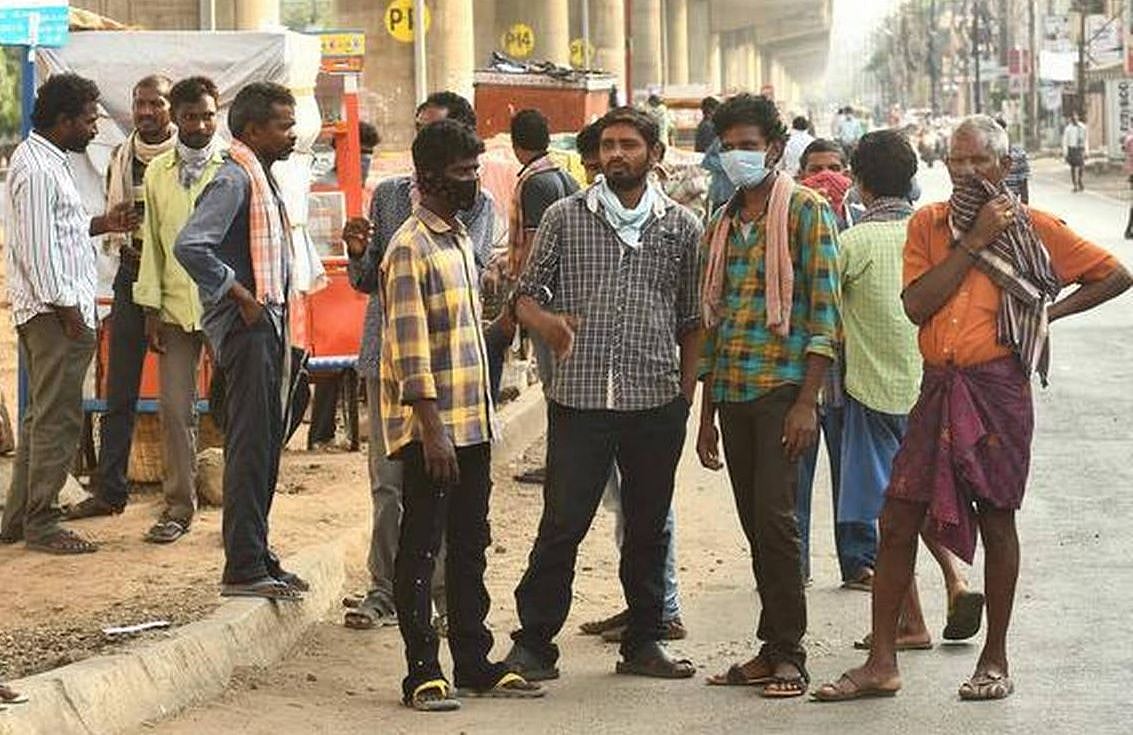 लॉकडाउन में करीब 14 करोड़ लोग हुए बेकार, जान बचाने के साथ जीविका बचाने का संकट हुआ खड़ा