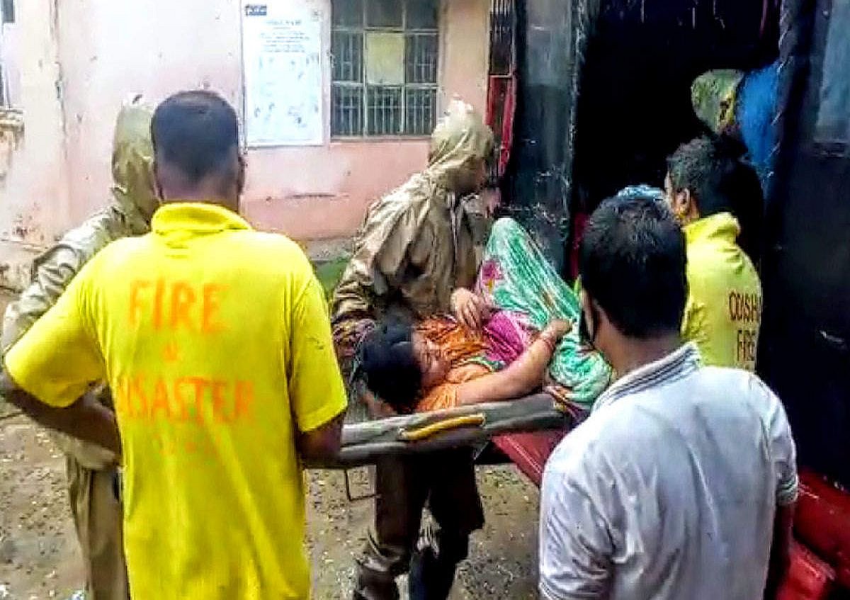 ओडिशाः अम्फान के कहर के बीच महिला ने फायरब्रिगेड गाड़ी में बच्ची को दिया जन्म, दोनों सुरक्षित