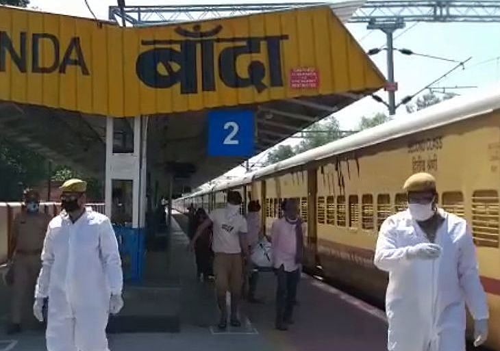 गुजरात से 1,908 मजदूरों को लेकर बांदा पहुंची ट्रेन में बुजुर्ग महिला की मौत, श्रमिकों की सूची में भी भारी अंतर