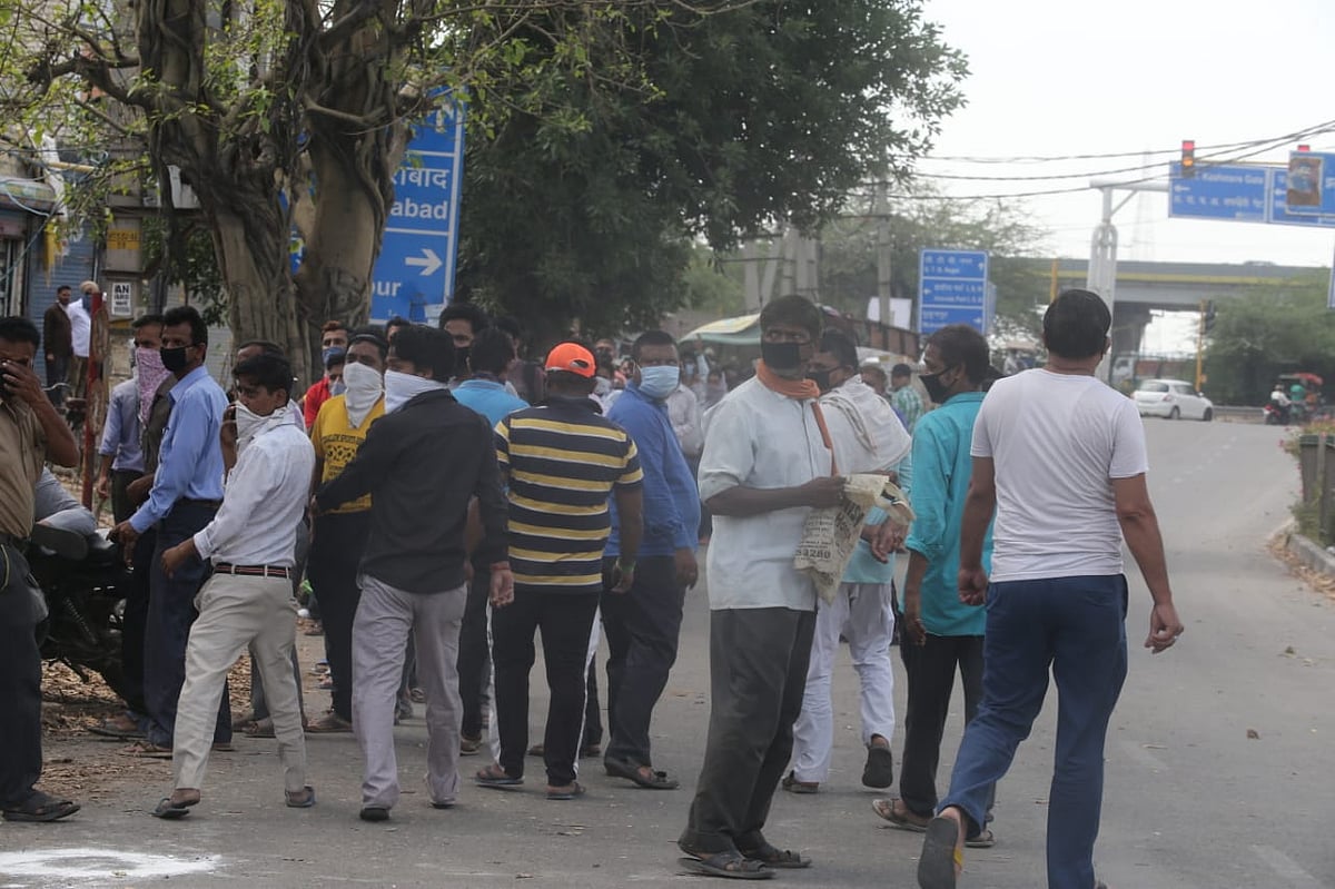 शराब की  दुकानों पर जनसैलाब, सोशल डिस्टेंसिंग की उड़ी धज्जियां, लाठी भांजने पर मजबूर हो रही पुलिस