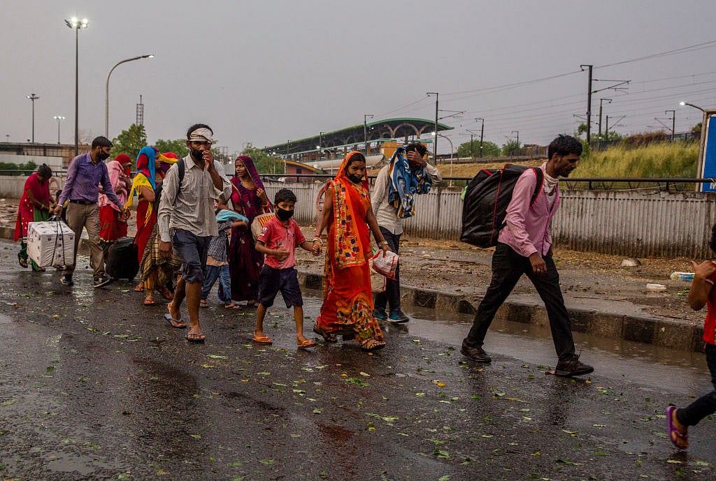 आकार पटेल का लेख:  अकेला छोड़ दिया करोड़ों प्रवासी मजदूरों को और उम्मीद करें कि वे देशहित में करें काम