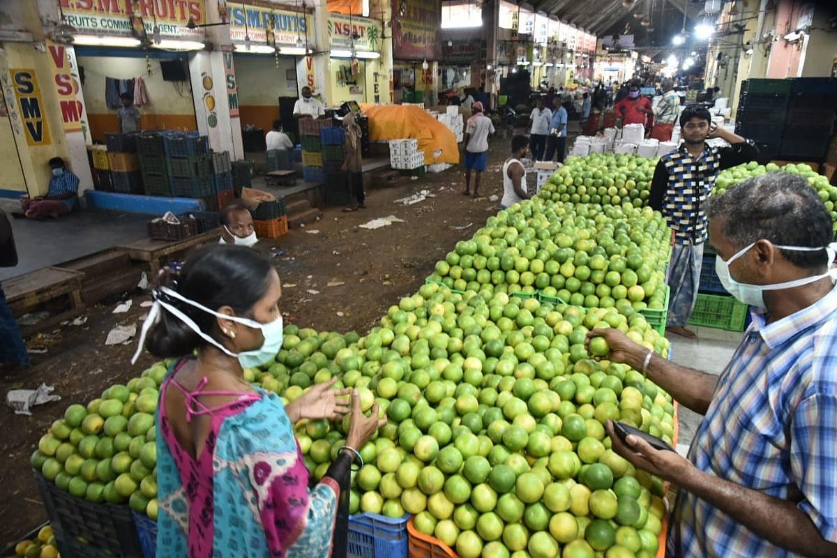 आकार पटेल का लेख: बिना आमदनी के करोड़ों भारतीय, टूट गया नौकरी की सुरक्षा का मिथक