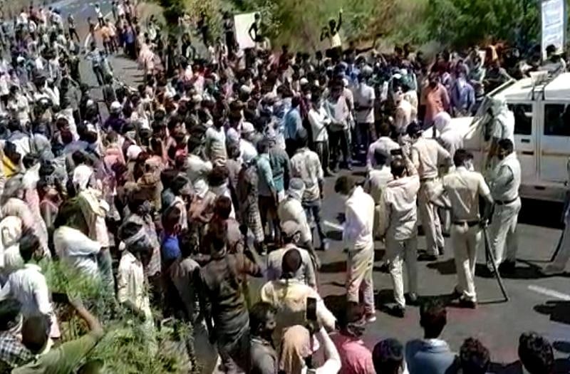 मध्य प्रदेश की सीमा पर मजदूरों से भेदभाव कर रही बीजेपी सरकार, दूसरे राज्यों के श्रमिकों को रोकने से तनाव