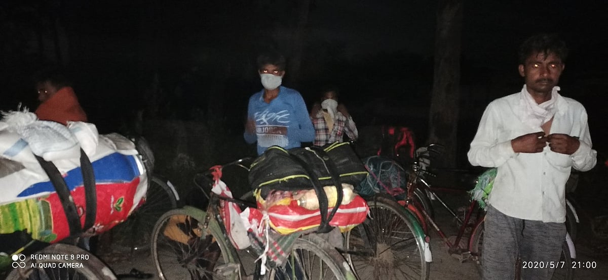 हजारों किमी पैदल चलकर घर लौट रहे मजदूरों का छलका दर्द- सरकार सिर्फ अमीरों की मदद कर रही है