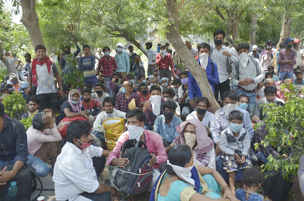 मजदूरों के पलायन से बढ़ी उद्योग की चिंता, किसी तरह कर्ज ले भी लें, तो भी कैसे खुलेंगी फैक्टरियां 