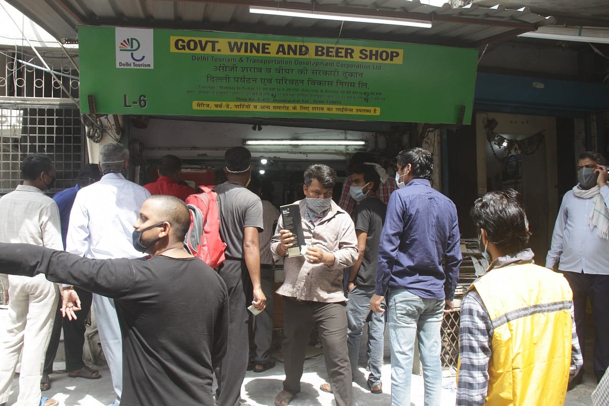 एक तरफ शराबियों को उत्पाती बता रहे केजरीवाल, अब उन्हीं से राजस्व का जुगाड़, 70 फीसदी महंगी हुई दिल्ली में शराब
