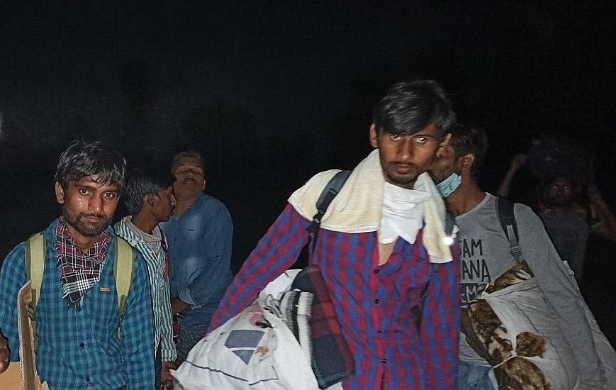 हजारों किमी पैदल चलकर घर लौट रहे मजदूरों का छलका दर्द- सरकार सिर्फ अमीरों की मदद कर रही है