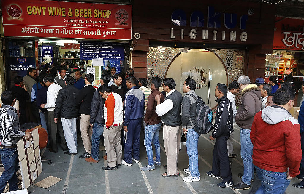 लॉकडाउन में शराब की बिक्री से कमाई तो कर लेगी की सरकार, लेकिन बढ़ जाएंगी डिप्रेशन और घरेलू हिंसा की समस्याएं