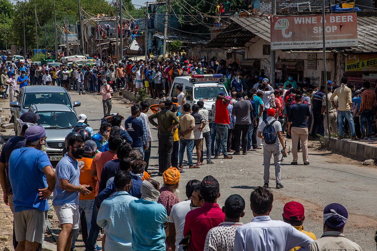 लॉकडाउन में ढील मिलते ही शराब के शौकीनों ने तोड़े सारे रिकॉर्ड! यूपी में लाइन में लगकर खरीदी 225 करोड़ की शराब