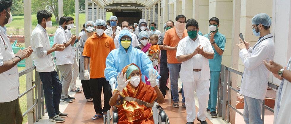 क्या भारत में हार रहा है कोरोना, एक दिन में ठीक हुए रिकॉर्ड 11 हजार से अधिक लोग