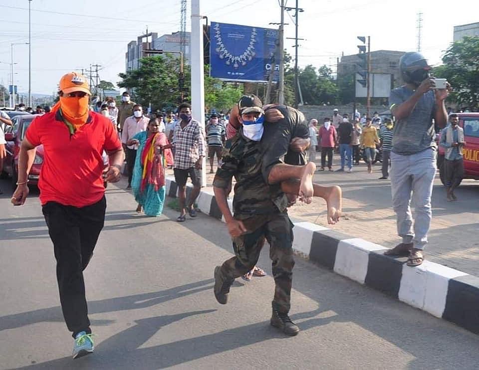 विशाखापट्टनम गैस लीक: सड़कों पर बदहवास होकर गिरे लोग, चारों तरफ अफरातफरी, विचलित करने वाली तस्वीरें आईं सामने