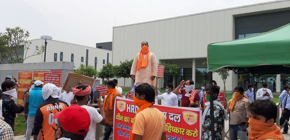 नोएडा में मोबाइल कंपनी ओप्पो के गेट पर ताला डाल चीन के खिलाफ प्रदर्शन, हिंदू रक्षा दल के खिलाफ केस दर्ज