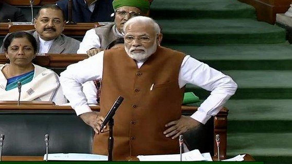 विष्णु नागर का व्यंग्यः एक ओर कोरोना, दूसरी तरफ मोदी, दोनों के बीच जीना है तो भजन करो!