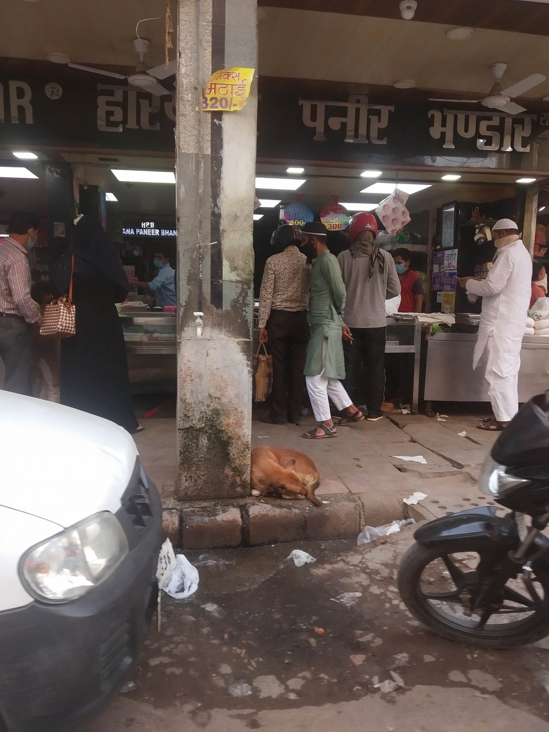 अनलॉक 1: दिल्ली के चांदनी चौक में सोशल डिस्टेंसिंग का पालन करना हुआ मुश्किल, संकरी गलियां बनीं वजह