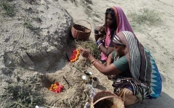 वीडियो: कोरोना मैय्या की जय! बिहार, झारखंड और यूपी में महिलाओं ने की पूजा, जानें 9 लड्डू और लौंग का कनेक्शन!
