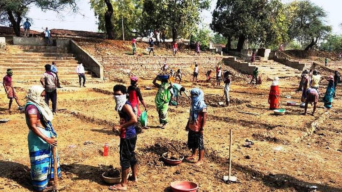 पीएम मोदी ने जिस मनरेगा को बताया था बड़ी गलती, कोरोना काल में उसकी बढ़ी डिमांड! युवा भी जमकर मांग रहे काम
