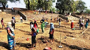 पीएम मोदी ने जिस मनरेगा को बताया था बड़ी गलती, कोरोना काल में उसकी बढ़ी डिमांड! युवा भी जमकर मांग रहे काम