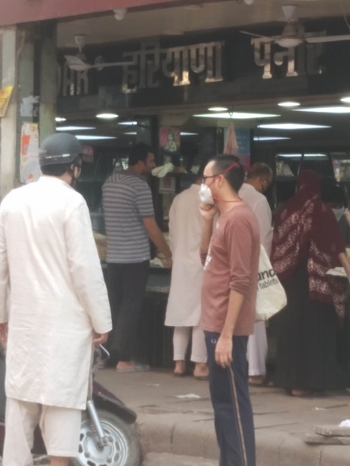 अनलॉक 1: दिल्ली के चांदनी चौक में सोशल डिस्टेंसिंग का पालन करना हुआ मुश्किल, संकरी गलियां बनीं वजह