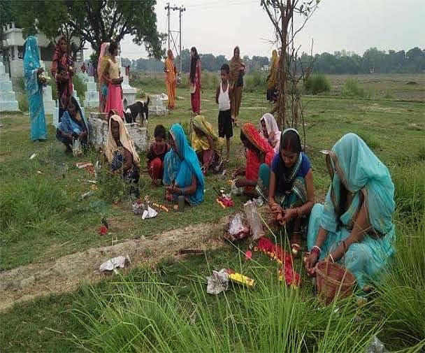 वीडियो: कोरोना मैय्या की जय! बिहार, झारखंड और यूपी में महिलाओं ने की पूजा, जानें 9 लड्‌डू और लौंग का कनेक्शन!