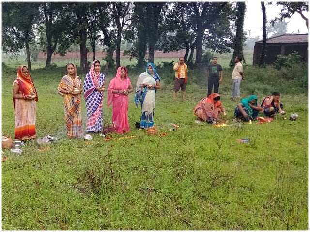 वीडियो: कोरोना मैय्या की जय! बिहार, झारखंड और यूपी में महिलाओं ने की पूजा, जानें 9 लड्डू और लौंग का कनेक्शन!