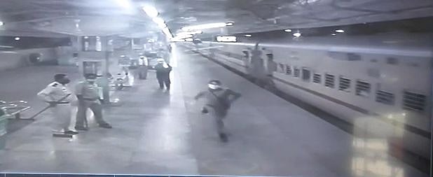 एक हाथ में राइफल और एक हाथ में दूध, देखें कैसे मासूम की मदद के लिए GRP का जवान बना ‘उसैन बोल्ट’!