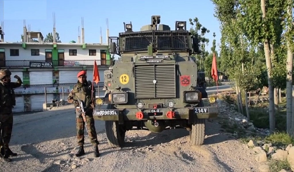 जम्मू-कश्मीर के शोपियां में सुरक्षा बलों से मुठभेड़ में तीन आतंकी मारे गए