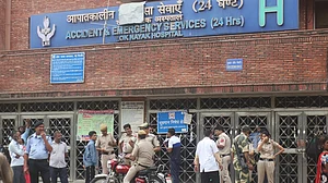दिल्ली में कोरोना पीड़ितों की भारी दुर्गति, कहीं बेड पर पड़े शव, तो कहीं इलाज के लिए लाखों रुपए की मांग