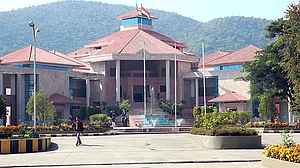 मणिपुर में कांग्रेस के सातों बागी विधायकों को झटका, हाईकोर्ट ने विधानसभा में प्रवेश पर लगाई रोक
