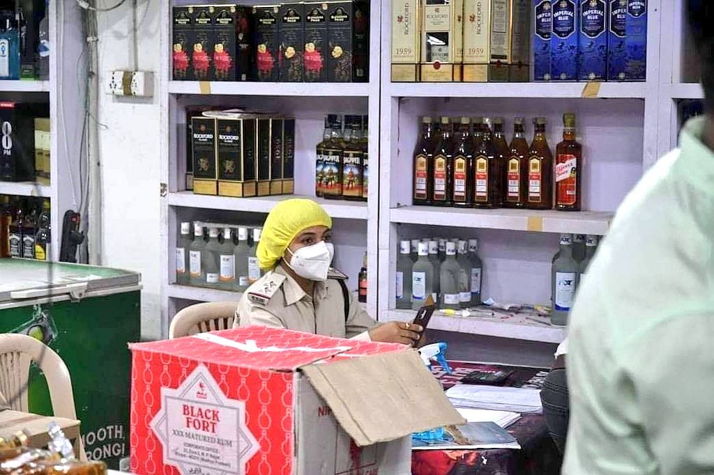 मध्य प्रदेश में महिला पुलिसकर्मी के बाद अब शिक्षक बेचेंगे शराब, कांग्रेस ने कहा- शिवराज ने बेच दी शर्म