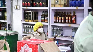 मध्य प्रदेश में महिला पुलिसकर्मी के बाद अब शिक्षक बेचेंगे शराब, कांग्रेस ने कहा- शिवराज ने बेच दी शर्म