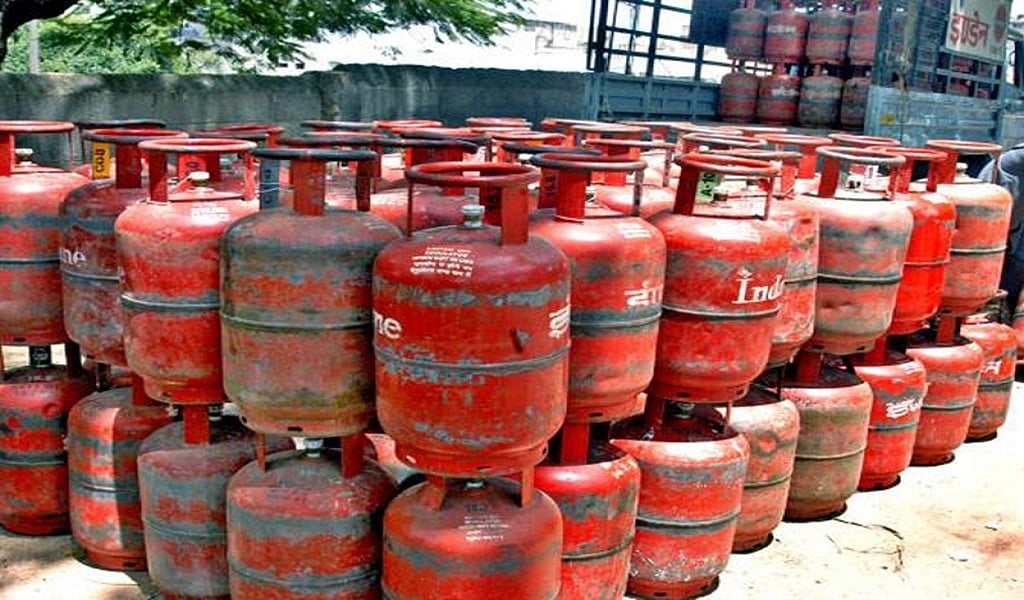 देश की जनता को त्योहारी मौसम में महंगाई का झटका! LPG सिलेंडर के दाम में इजाफा, जानें कितनी बढ़ी कीमतें?