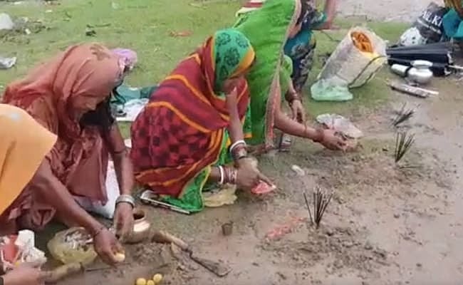वीडियो: कोरोना मैय्या की जय! बिहार, झारखंड और यूपी में महिलाओं ने की पूजा, जानें 9 लड्डू और लौंग का कनेक्शन!