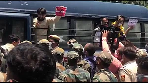 जवानों की शहादत पर फूटा पूर्व सैन्य अधिकारियों का गुस्सा, चीनी दूतावास के बाहर प्रदर्शन, हिरासत में लिया गया