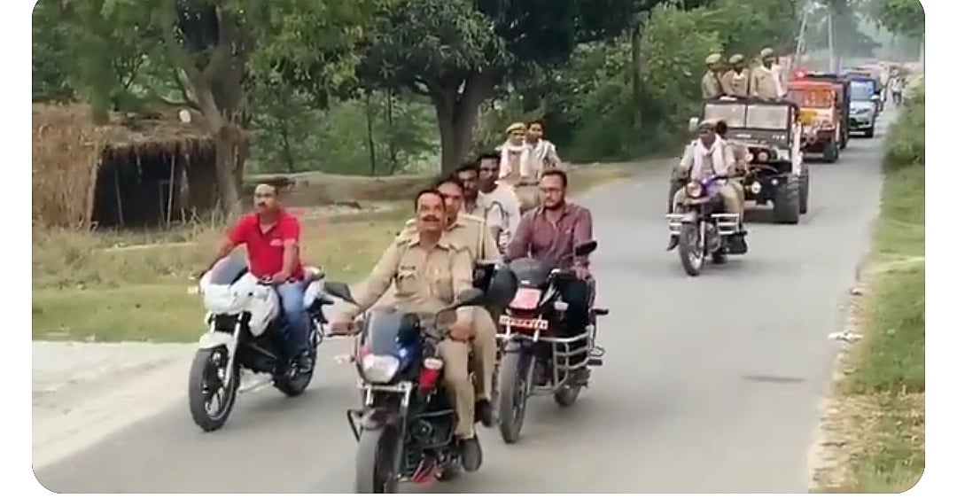 उत्तर प्रदेशः शाही अंदाज में निकला थानेदार का विदाई जुलूस, सोशल डिस्टेंसिंग का उल्लंघन, वायरल होने पर निलंबित