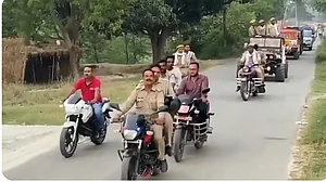 उत्तर प्रदेशः शाही अंदाज में निकला थानेदार का विदाई जुलूस, सोशल डिस्टेंसिंग का उल्लंघन, वायरल होने पर निलंबित