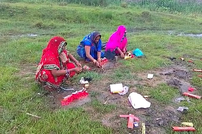 वीडियो: कोरोना मैय्या की जय! बिहार, झारखंड और यूपी में महिलाओं ने की पूजा, जानें 9 लड्डू और लौंग का कनेक्शन!