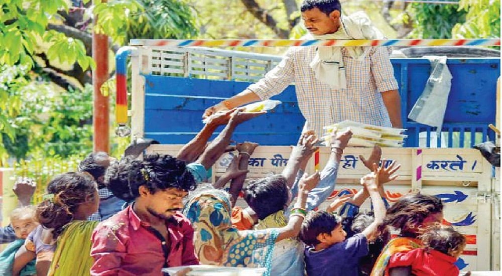 झेंपते-झिझकते खाना मांगते लोगों की नजर से देखें, ढाई महीने के लॉकडाउन में क्या से क्या हो गया